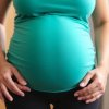 Отёки ног и нагрузка на коленные суставы у беременных: тактика снижения дискомфорта