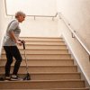 Подъём и спуск по лестнице при артрозе: рекомендации и приспособления
