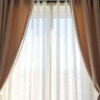 Химчистка штор: когда доверить ткани профессионалам и что стоит знать заранее