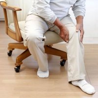 Почему при ходьбе болит колено и что с этим делать?