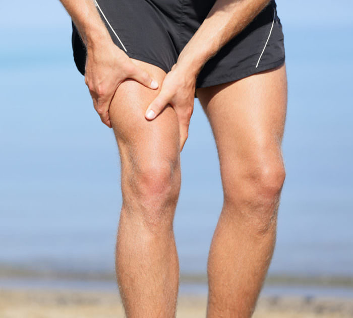 Что делать если пульсирует мышца на ноге выше колена