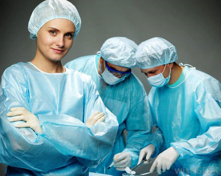 Хирург в операционной
